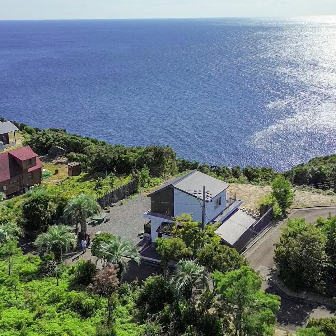 fuckcomputer's tweet photo. you can buy this ocean front house in susami, japan for $69,000 https://t.co/1p6SeBWzSa