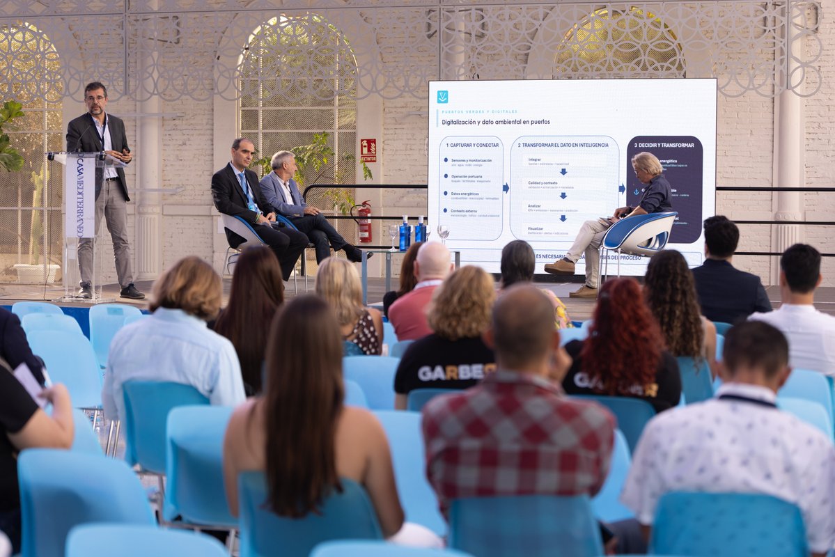 FValenciaport's tweet photo. 📍 El pasado miércoles, la @FValenciaport estuvo presente en la 2ª edición del MedBlueTech Summit, el foro internacional de referencia para la transformación tecnológica en el sector marítimo-costero, celebrado en Casa Mediterráneo (Alicante). ⚓🌱

ℹ️ Nuestro director de Transición Energética y Sostenibilidad, Josep Sanz, intervino en la mesa redonda "Smart Ports 4.0: transformación digital aplicada a la sostenibilidad portuaria" junto a José Manuel Ramos, jefe de Innovación de @PuertoAlicante  y Francisco Toledo Lobo, director de la Cátedra Smart Ports de la @UJIuniversitat, bajo la moderación de Fernando de Rojas (Cátedra Blava).

#MedBlueTech #SmartPorts #SostenibilidadPortuaria #EconomíaAzul #Digitalización #PuertosDelFuturo