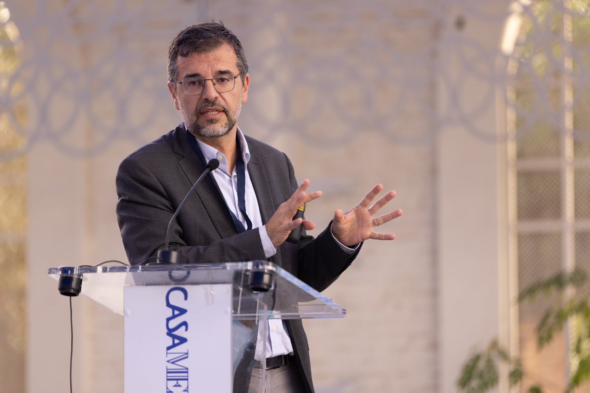 FValenciaport's tweet photo. 📍 El pasado miércoles, la @FValenciaport estuvo presente en la 2ª edición del MedBlueTech Summit, el foro internacional de referencia para la transformación tecnológica en el sector marítimo-costero, celebrado en Casa Mediterráneo (Alicante). ⚓🌱

ℹ️ Nuestro director de Transición Energética y Sostenibilidad, Josep Sanz, intervino en la mesa redonda "Smart Ports 4.0: transformación digital aplicada a la sostenibilidad portuaria" junto a José Manuel Ramos, jefe de Innovación de @PuertoAlicante  y Francisco Toledo Lobo, director de la Cátedra Smart Ports de la @UJIuniversitat, bajo la moderación de Fernando de Rojas (Cátedra Blava).

#MedBlueTech #SmartPorts #SostenibilidadPortuaria #EconomíaAzul #Digitalización #PuertosDelFuturo