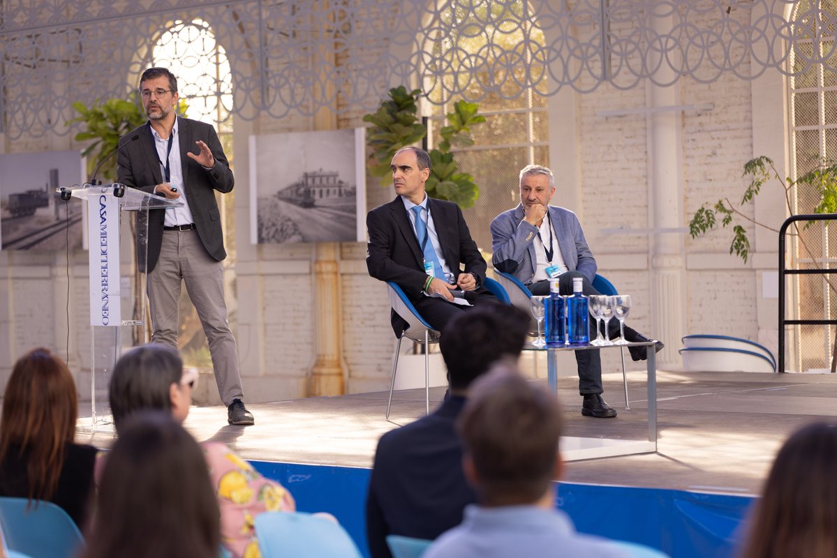FValenciaport's tweet photo. 📍 El pasado miércoles, la @FValenciaport estuvo presente en la 2ª edición del MedBlueTech Summit, el foro internacional de referencia para la transformación tecnológica en el sector marítimo-costero, celebrado en Casa Mediterráneo (Alicante). ⚓🌱

ℹ️ Nuestro director de Transición Energética y Sostenibilidad, Josep Sanz, intervino en la mesa redonda "Smart Ports 4.0: transformación digital aplicada a la sostenibilidad portuaria" junto a José Manuel Ramos, jefe de Innovación de @PuertoAlicante  y Francisco Toledo Lobo, director de la Cátedra Smart Ports de la @UJIuniversitat, bajo la moderación de Fernando de Rojas (Cátedra Blava).

#MedBlueTech #SmartPorts #SostenibilidadPortuaria #EconomíaAzul #Digitalización #PuertosDelFuturo