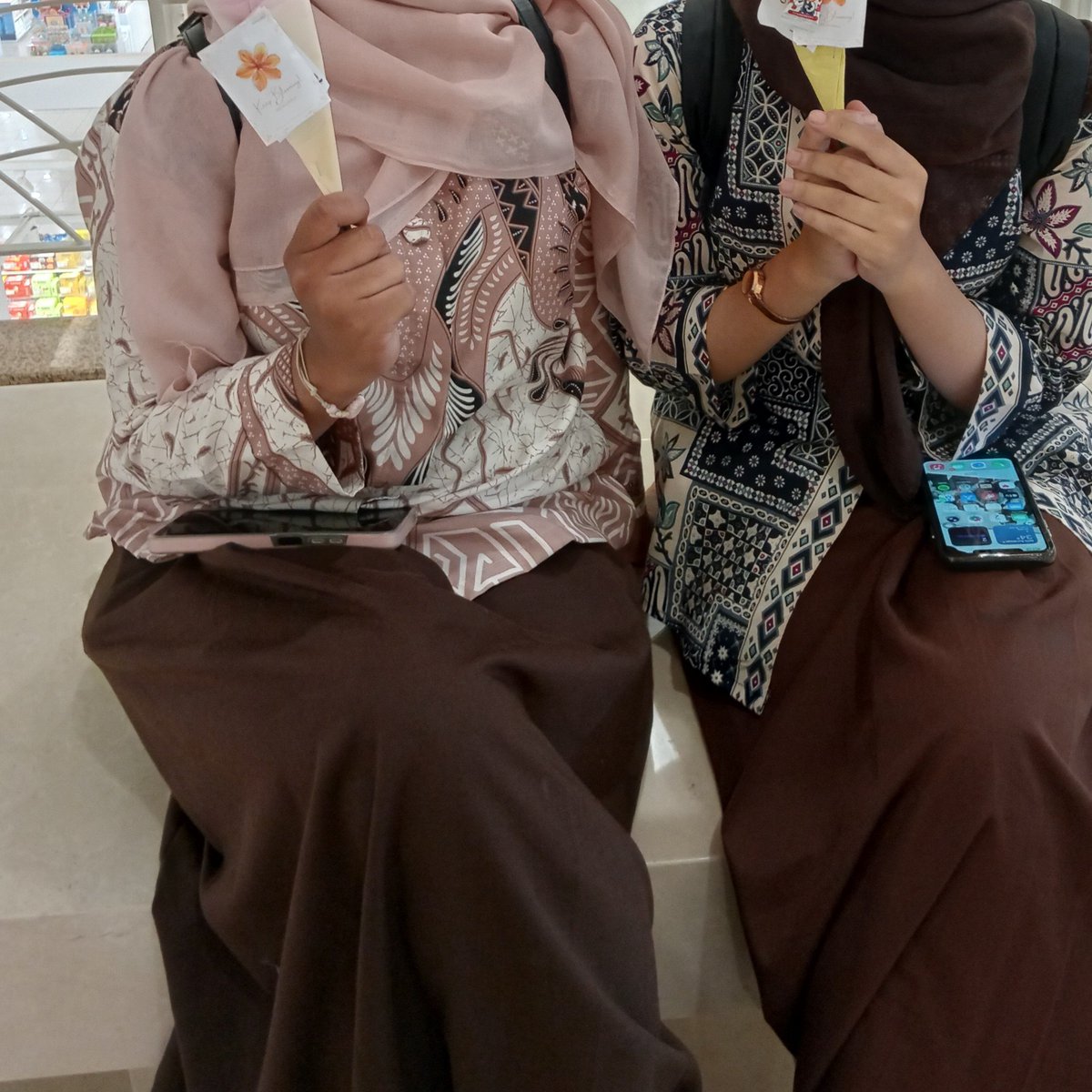 bumblezeyy's tweet photo. Halooo gess bunganya dah abis nyakk!! Makasih banyak temen-temen yang udah ikut ngeramein #BloomWithKrow โผ๏ธ
Maaciw krowco yang dah mampirrr, agendakan oshikatsuan bareng ๐ https://t.co/ZICA57GmT2