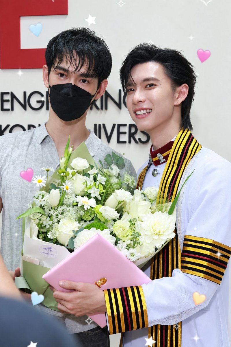 PoohPavel_TH's tweet photo. ช่อดอกไม้ว่าใหญ่แล้ว แต่ซีนนี้หวานกว่าอีกน้า~ 💐 Congratulations บัณฑิตคนเก่งของ PooHHooPers &amp; BabeHoopers ด้วยนะฮับบ  🎓✨️

POOH GRAD CEREMONY

#PoohGraduationDay 
#ppoohkt #pavelphoom
#PoohPavel https://t.co/E5wxSvNbMJ