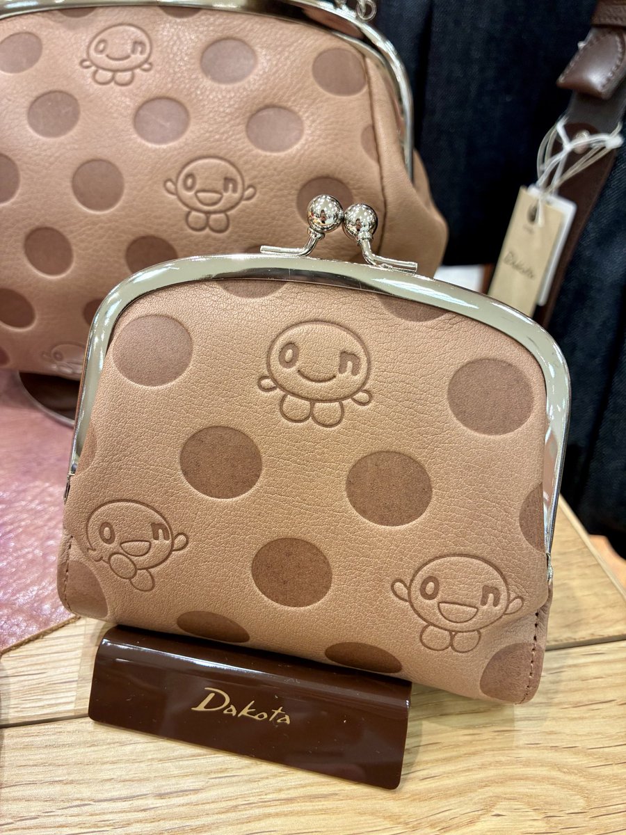TOKYU_DEPT_sp's tweet photo. 1階 〈Dakota〉よりお知らせです🟡🧢

HTB(北海道テレビ放送)の人気キャラクター「onちゃん」との特別なコラボアイテム第二弾を発売いたしました✨

水玉模様の中にさまざまな表情の「onちゃん」が型押しされていてとってもキュートです💛
ぜひ店頭にてご覧ください🌼

#tokyu_dept
#Dakota
#onちゃん https://t.co/hR0xXh1Fv4