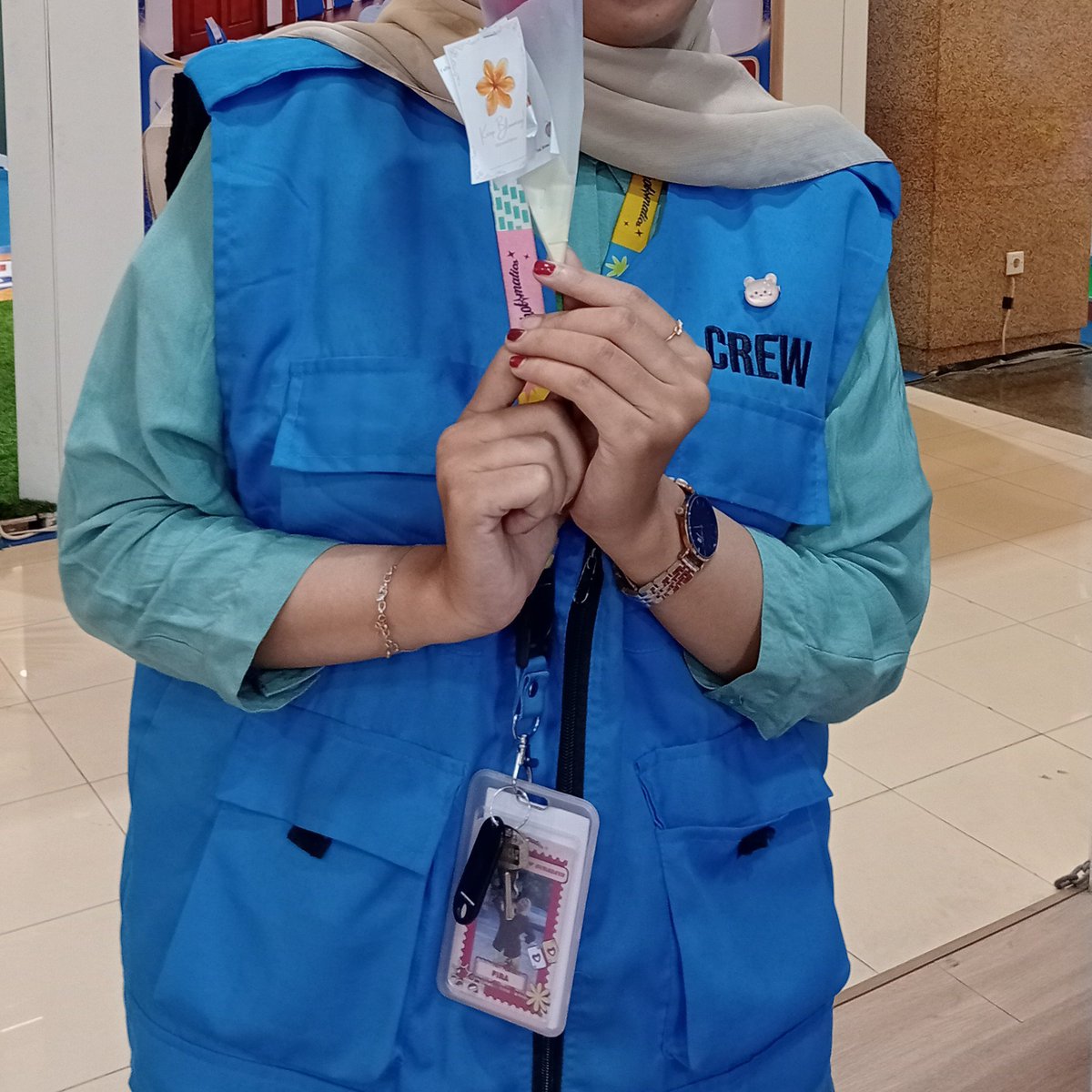 bumblezeyy's tweet photo. Halooo gess bunganya dah abis nyakk!! Makasih banyak temen-temen yang udah ikut ngeramein #BloomWithKrow โผ๏ธ
Maaciw krowco yang dah mampirrr, agendakan oshikatsuan bareng ๐ https://t.co/ZICA57GmT2