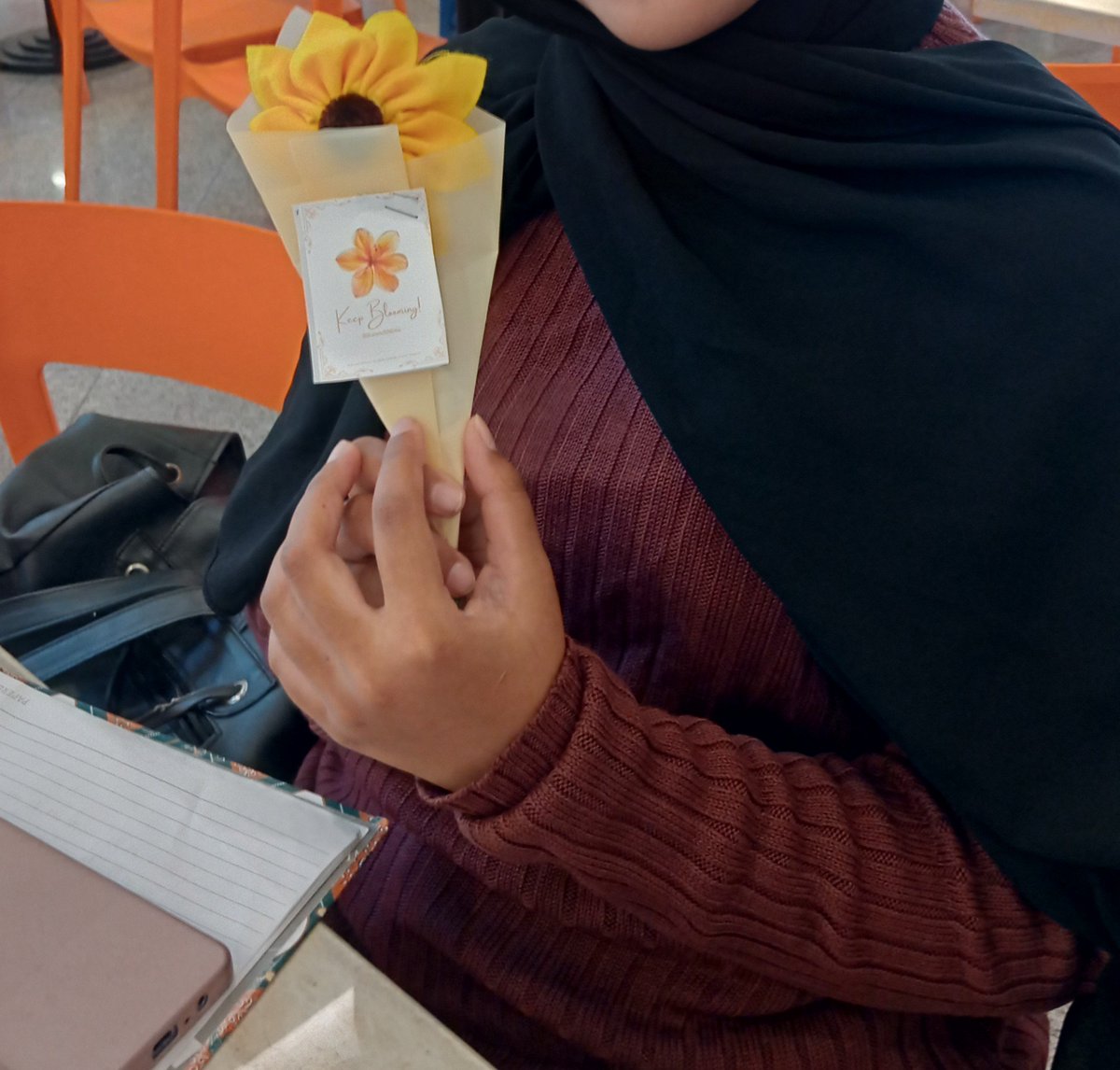 bumblezeyy's tweet photo. Halooo gess bunganya dah abis nyakk!! Makasih banyak temen-temen yang udah ikut ngeramein #BloomWithKrow โผ๏ธ
Maaciw krowco yang dah mampirrr, agendakan oshikatsuan bareng ๐ https://t.co/ZICA57GmT2