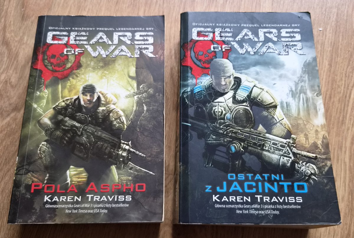 RetroNukleon's tweet photo. Premiera Gears of War: E-Day przypomniała mi, że kiedyś bardzo mocno wsiąkłem w całe uniwersum Gearsów, nie tylko poprzez gry. 

Seria książek Karen Traviss była świetnym uzupełnieniem historii znanej z ekranów. 
Dzięki niej świat Sery zyskiwał więcej głębi, a bohaterowie stawali się jeszcze bardziej wiarygodni.

Na zdjęciu dwa moje egzemplarze: Pola Aspho i Ostatni z Jacinto. 
Przeczytałem je lata temu i do dziś uważam, że to jedne z lepszych książek opartych na marce growej.

Jeśli jesteście fanami Gears of War i nigdy po nie nie sięgnęliście, zdecydowanie polecam nadrobić. 👍
#GearsOfWar #Xbox #GearsofWarEDay #RetroGaming #Książki