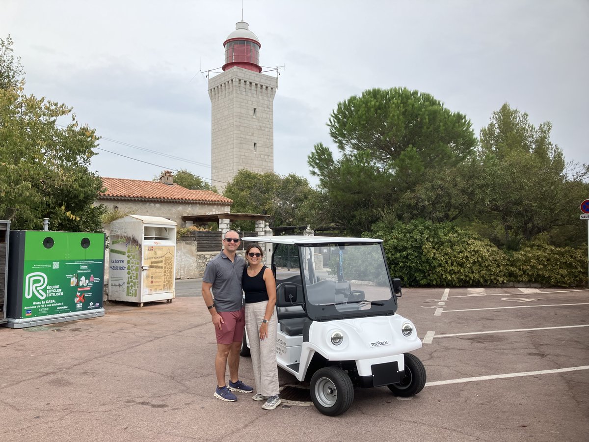 AntibesGolfette's tweet photo. Malgré la pluie Antibes Golfette a fait découvrir le cap d'Antibes à Jeff et Amanda qui viennent des USA ! Merci pour cette promenade
#LaGolfetteAntiboise #Antibes #JuanLesPins #CoteAzurFrance #CityTour #TourismeDurable #VisiteAntibes #BaladeEnGolfette #Golfette #AntibesGolfette https://t.co/eC41wlNcwu