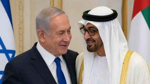 ibrahimkaragul's tweet photo. 1- Netanyahu- Muhammed Zayed BAE’de (Abu Dabi) görüştü.

2-  Dubai-Tel Aviv uçağının düşürülmesi senaryosu servis edildi. O uçağın Tel Aviv’e yaklaşmışken neden tekrar Suudi Arabistan hava sahasına döndürüldüğü üzerinde durmadı kimse. Nedense..)

3- Hemen ardından dün akşam; “Kabe’de intihar saldırısı” haberi ve videosu servis edildi. Tabi yalanlandı.

4- Bu arada Yemenli Husiler, Medine’de Peygamber Mescidi’ne elektrik sağlayan tesisleri bombaladı.

5- Anlamıyor musunuz, birileri Kabe’yi tartışmaya açtı bile. Böyle böyle kanıksatıyorlar her şeyi.

6- Son 25 yılda bütün işgal, iç savaş ve terör saldırılarını böyle böyle meşrulaştırdılar, ortam oluşturdular. 

6- Peki bir adım sonrası ne yapılacak, ne servis edilecek?

7- İsrail’deki seçimlere kadar çok şey olabilir.