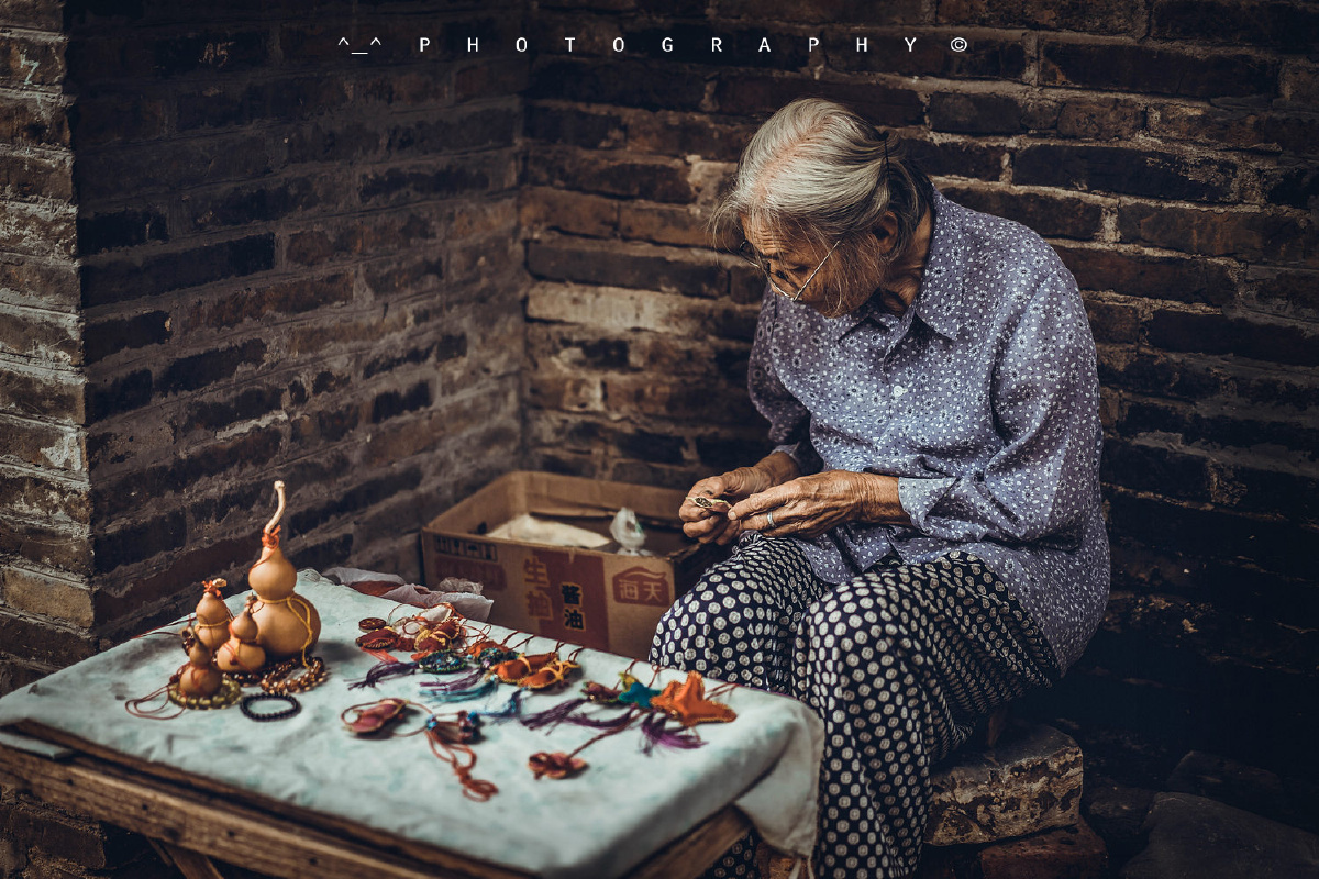 HaloFrameq3g6's tweet photo. This old town’s cozy corner holds a site where the kind old artist’s skilled hands carve unique handicrafts for visitors, carrying warm vibes. https://t.co/V5c2DOOufF