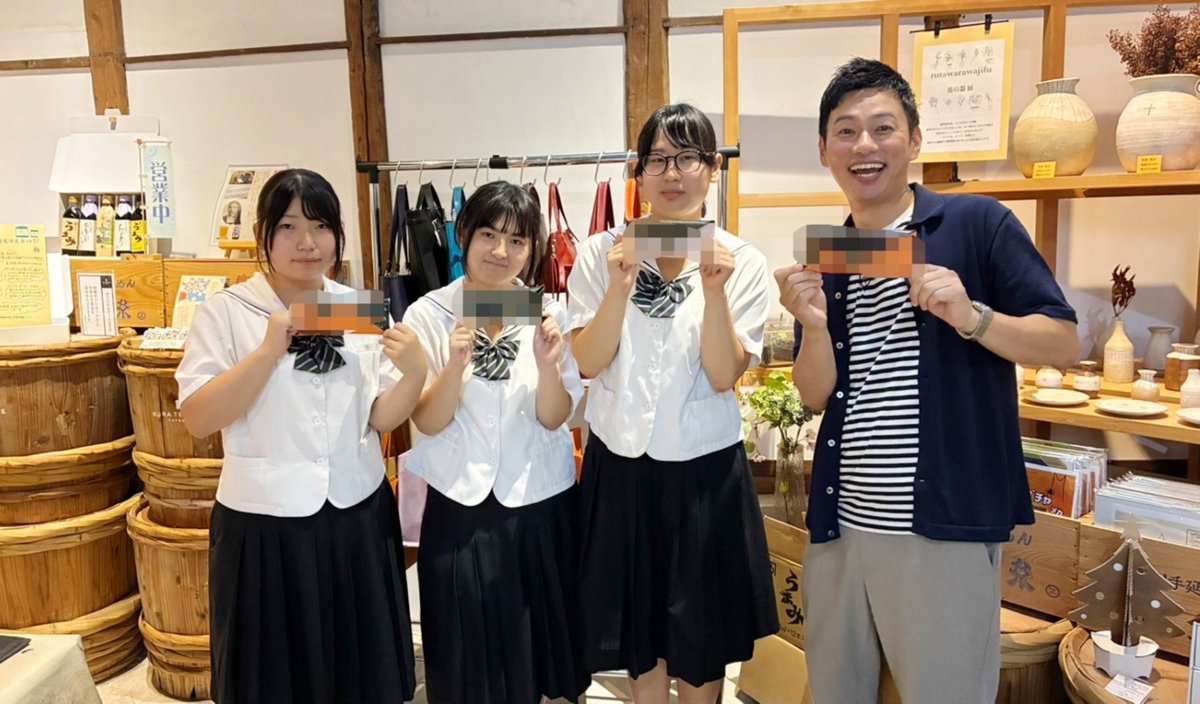 okubo1121's tweet photo. #ひょうご発信！

10月4日（日）8:30〜

#皮革産業 が盛んな“たつの市”で、
龍野北高校デザイン科の生徒さんと
革細工に挑戦✨

みんなそれぞれ
違うモノが完成したよ♫

改めて、革っていいな〜と思えた
ロケでした。

観てね♫

#TATSUNOLEATHER
#LEATHER
#レザー
#スクィーズココナッツ https://t.co/jcRrO2atns