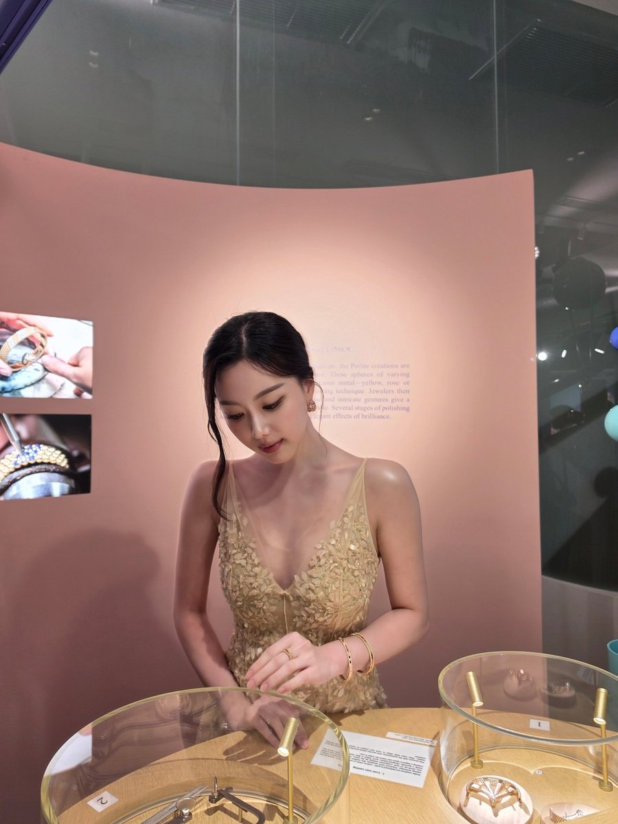 aheyekrn's tweet photo. I ♡ VCA 
#Aheye4EVE 
#VCAPerleeTH #VCAPerlee 
#VanCleefArpels https://t.co/fsmP6xUc0P
