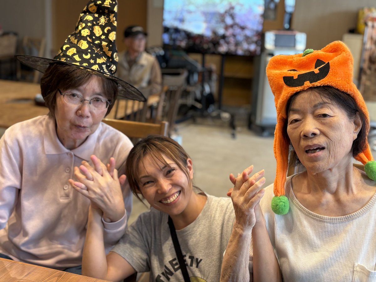 dayservice_enne's tweet photo. 夏のプールをお片付けして、ハロウィン準備🎃✨　みんなで季節の変化を楽しんでいます👻♪
#デイサービス　#季節を楽しむ https://t.co/PutCrAS9cI