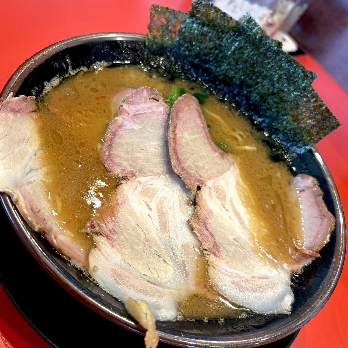 CruisingOcean's tweet photo. ら〜めん行脚の巻No299
今日は松茂町でのフィールドワークだったので横浜家系ラーメン 竈門家直系店 鳴門家さんでチャーシュー1100(税込)をいただきました( ^ω^ )
若い女の子を中心に女性客が多いのにびっくりΣ('◉⌓◉’)
やっとこさの週末！ん〜晩酌のハイボールが一味違うなぁ〜♪( ´θ｀) https://t.co/6eaiXvVxDa
