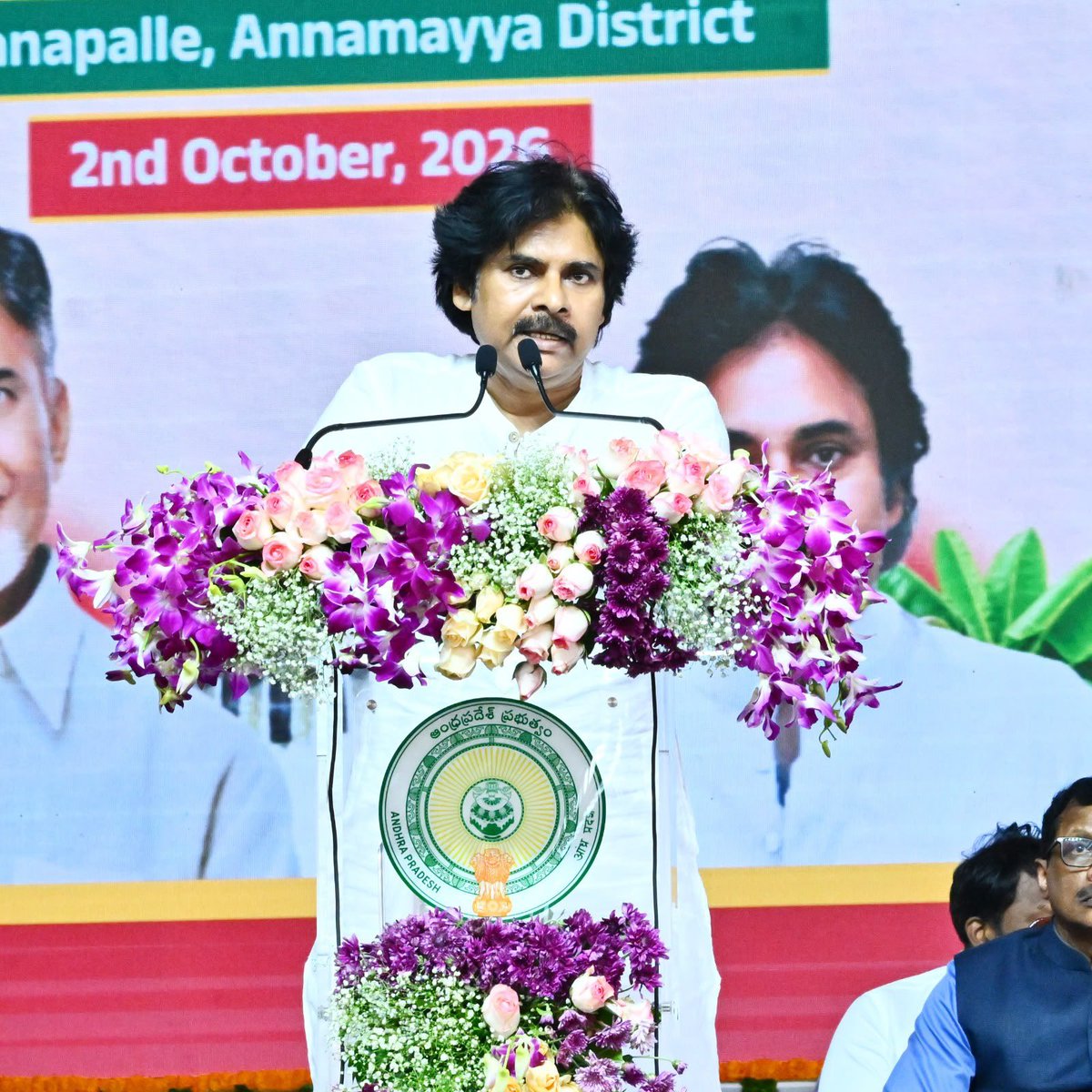 APDeputyCMO's tweet photo. కరవుతో కాదు.. అభివృద్ధితోనే రాయలసీమకు కొత్త గుర్తింపు

• గ్లోబల్ హార్టికల్చర్ హబ్‌ స్థాయికి రాయలసీమ
• రూ.లక్ష కోట్ల పెట్టుబడితో సమగ్ర అభివృద్ధి ప్రణాళిక
• 10 జిల్లాల్లో మూడు దశల్లో ఇంటిగ్రేటెడ్ హార్టికల్చర్ డెవలప్‌మెంట్ ప్లాన్
• రైతు పొలం నుంచి అంతర్జాతీయ మార్కెట్ వరకు పూర్తి వ్యవస్థ
• పచ్చని చెట్లు నరికిన నేలలోనే నేడు ప్రగతి వనం
• ప్రాజెక్ట్ జలధారతో భూగర్భ జలమట్టాలు సగటున 3.6 మీటర్లు పెరుగుదల
• మదనపల్లెలో రాయలసీమ ఇంటిగ్రేటెడ్ హార్టికల్చర్ హబ్, ఇండియన్ స్కూల్ ఆఫ్ అగ్రికల్చర్ శంకుస్థాపన మహోత్సవంలో ఉప ముఖ్యమంత్రివర్యులు శ్రీ @PawanKalyan గారు

కరవుతో పోరాడిన రాయలసీమను ఇకపై కరువు సీమగా కాకుండా, ప్రపంచ స్థాయి ఉద్యానవన కేంద్రంగా తీర్చిదిద్దడమే కూటమి ప్రభుత్వ లక్ష్యమని ఉప ముఖ్యమంత్రి శ్రీ పవన్ కళ్యాణ్ గారు తెలిపారు. రాయలసీమను గ్లోబల్ హార్టికల్చర్ హబ్‌గా అభివృద్ధి చేసేందుకు రూ. లక్ష కోట్ల పెట్టుబడులతో సమగ్ర ప్రణాళికను అమలు చేస్తున్నామని పేర్కొన్నారు. రైతులకు సాగు నీటి సదుపాయాలను మెరుగుపరచడంతోపాటు, పంటలను మార్కెట్లకు వేగంగా తరలించేందుకు అవసరమైన రహదారులు, ఇతర మౌలిక వసతులను అభివృద్ధి చేస్తున్నామని తెలిపారు. అలాగే, రైతులు పండించిన పంటకు గిట్టుబాటు ధర, అదనపు విలువ లభించేలా ఆధునిక కోల్డ్‌ స్టోరేజీలు, ప్రాసెసింగ్ కేంద్రాలను ఏర్పాటు చేయనున్నట్లు చెప్పారు. పంట ఉత్పత్తి నుంచి నిల్వ, ప్రాసెసింగ్, రవాణా, మార్కెటింగ్ వరకు సమగ్ర వ్యవస్థను అందుబాటులోకి తీసుకువచ్చి రాయలసీమ రైతుల ఉత్పత్తులను దేశీయ మార్కెట్‌తోపాటు ప్రపంచ మార్కెట్‌కు చేరేలా చర్యలు చేపడుతున్నామని ఆయన వివరించారు. 

శుక్రవారం మదనపల్లెలో రాయలసీమ ఇంటిగ్రేటెడ్ హార్టికల్చర్ హబ్,  ఇండియన్ స్కూల్ ఆఫ్ అగ్రికల్చర్ శంకుస్థాపన మహోత్సవంలో కేంద్ర మంత్రి శ్రీమతి @nsitharaman గారు, ముఖ్యమంత్రి శ్రీ నారా చంద్రబాబు నాయుడు గారితో కలిసి పాల్గొన్నారు. ఈ సందర్భంగా శ్రీ పవన్ కళ్యాణ్ గారు మాట్లాడుతూ “రాయలసీమ గొప్ప చరిత్రకు, ప్రత్యేకమైన సంస్కృతికి, ఎన్నో చారిత్రాత్మక ఘట్టాలకు సాక్ష్యంగా నిలిచిన నేల. శ్రీకృష్ణదేవరాయలు పాలించిన ఈ ప్రాంతం ఒకప్పుడు అనేక ప్రతికూల పరిస్థితులను ఎదుర్కొంది. ఫ్యాక్షన్‌ రాజకీయాల ప్రభావంతో అశాంతికి గురైన సందర్భాలు ఉన్నాయి. అభివృద్ధికి ప్రతీకగా నిలవాల్సిన ప్రాంతంలో పచ్చని చెట్లను సైతం నరికి వేసిన పరిస్థితులు చూశారు. ఆ పరిస్థితుల నుంచి రాయలసీమను బయటకు తీసుకువచ్చి, అభివృద్ధి బాటలో నడిపించేందుకు ముఖ్యమంత్రి శ్రీ @ncbn గారు ఎంతో కృషి చేశారు. 2024లో మీరు అందించిన ప్రజా తీర్పు ఈ మార్పుకు మరింత బలాన్ని ఇచ్చింది. ప్రజలు ఇచ్చిన ఆ విజయంతోనే ఈ రోజు రాయలసీమలో రూ.1 లక్ష కోట్ల పెట్టుబడులతో అభివృద్ధి కార్యక్రమాలకు బాటలు పడ్డాయి.  
*రెండేళ్లలో రూ.8 వేల కోట్ల అభివృద్ధి పనులు*
పల్లె పండుగ కార్యక్రమం ద్వారా రాయలసీమలో గత 2 ఏళ్లలో రూ.8 వేల కోట్లకు పైగా అభివృద్ధి పనులు చేపట్టాం. 
అందులో భాగంగా రాష్ట్రంలో 2 లక్షల ఎకరాల్లో, అందులో రాయలసీమ ప్రాంతాన 62 వేల ఎకరాల్లో 28 వేల మంది రైతులకు లబ్ధి చేకూరేలా ఉద్యాన పంటల సాగును విస్తరించాం. నీటి సంరక్షణలో భాగంగా  దాదాపు 70 వేల ఫామ్ పాండ్లను నిర్మించి, అదనంగా 50 వేల ఎకరాల భూమిని సాగులోకి తీసుకొచ్చాం. రూ.4,500 కోట్లకు పైగా నిధులతో 23 వేలకు పైగా రహదారి పనులను చేపట్టి, 5 వేల కిలోమీటర్లకు పైగా రహదారుల నిర్మాణాన్ని పూర్తి చేశాం. ఉపాధి హామీ నిధులతో ప్రాజెక్ట్ జలధార ద్వారా నీటి సంరక్షణ చర్యలను బలోపేతం చేస్తూ, రాయలసీమను నీటి భద్రత ప్రాంతంగా తీర్చిదిద్దే దిశగా ఎన్నో చర్యల చేపట్టాం. తద్వారా ఈ ప్రాంతంలో భూగర్భ జలమట్టాలు సగటున 3.6 మీటర్లు పెరిగాయి.  

• 45 డిగ్రీల ఉష్ణోగ్రతలోనూ యాపిల్ సాగు
రాయలసీమ రైతుల పట్టుదలకు ఉద్యాన సాగులో వస్తున్న మార్పులే నిదర్శనం. సాధారణంగా యాపిల్ సాగుకు అనుకూలంగా భావించని 45 డిగ్రీలకు పైగా ఉష్ణోగ్రతలు నమోదయ్యే అనంతపురం ప్రాంతంలోనూ కూడా కె.ఎల్.డి. యాపిల్ సాగు సాధ్యమైంది. రాయలసీమలో మామిడి, అరటి, టమాటా, దానిమ్మ, నిమ్మ, స్వీట్ ఆరెంజ్ తోపాటు డ్రాగన్ ఫ్రూట్, అవకాడో, ఆపిల్, బెర్రీస్ వంటి అధిక విలువ కలిగిన పంటలను కూడా సాగు చేస్తున్నారు. మదనపల్లె ఆసియాలోనే అతిపెద్ద టమాటా సాగు ప్రాంతాల్లో ఒకటిగా ఉంది. రాయలసీమలో ఉద్యాన పంటలకు ఉన్న అపారమైన సామర్థ్యానికి ఇది నిదర్శనం.  (1/4)