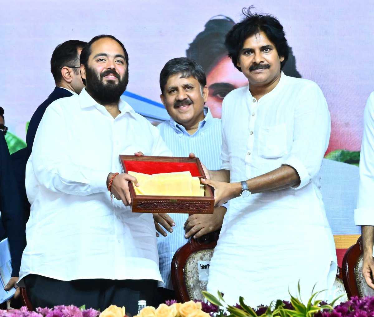 APDeputyCMO's tweet photo. కరవుతో కాదు.. అభివృద్ధితోనే రాయలసీమకు కొత్త గుర్తింపు

• గ్లోబల్ హార్టికల్చర్ హబ్‌ స్థాయికి రాయలసీమ
• రూ.లక్ష కోట్ల పెట్టుబడితో సమగ్ర అభివృద్ధి ప్రణాళిక
• 10 జిల్లాల్లో మూడు దశల్లో ఇంటిగ్రేటెడ్ హార్టికల్చర్ డెవలప్‌మెంట్ ప్లాన్
• రైతు పొలం నుంచి అంతర్జాతీయ మార్కెట్ వరకు పూర్తి వ్యవస్థ
• పచ్చని చెట్లు నరికిన నేలలోనే నేడు ప్రగతి వనం
• ప్రాజెక్ట్ జలధారతో భూగర్భ జలమట్టాలు సగటున 3.6 మీటర్లు పెరుగుదల
• మదనపల్లెలో రాయలసీమ ఇంటిగ్రేటెడ్ హార్టికల్చర్ హబ్, ఇండియన్ స్కూల్ ఆఫ్ అగ్రికల్చర్ శంకుస్థాపన మహోత్సవంలో ఉప ముఖ్యమంత్రివర్యులు శ్రీ @PawanKalyan గారు

కరవుతో పోరాడిన రాయలసీమను ఇకపై కరువు సీమగా కాకుండా, ప్రపంచ స్థాయి ఉద్యానవన కేంద్రంగా తీర్చిదిద్దడమే కూటమి ప్రభుత్వ లక్ష్యమని ఉప ముఖ్యమంత్రి శ్రీ పవన్ కళ్యాణ్ గారు తెలిపారు. రాయలసీమను గ్లోబల్ హార్టికల్చర్ హబ్‌గా అభివృద్ధి చేసేందుకు రూ. లక్ష కోట్ల పెట్టుబడులతో సమగ్ర ప్రణాళికను అమలు చేస్తున్నామని పేర్కొన్నారు. రైతులకు సాగు నీటి సదుపాయాలను మెరుగుపరచడంతోపాటు, పంటలను మార్కెట్లకు వేగంగా తరలించేందుకు అవసరమైన రహదారులు, ఇతర మౌలిక వసతులను అభివృద్ధి చేస్తున్నామని తెలిపారు. అలాగే, రైతులు పండించిన పంటకు గిట్టుబాటు ధర, అదనపు విలువ లభించేలా ఆధునిక కోల్డ్‌ స్టోరేజీలు, ప్రాసెసింగ్ కేంద్రాలను ఏర్పాటు చేయనున్నట్లు చెప్పారు. పంట ఉత్పత్తి నుంచి నిల్వ, ప్రాసెసింగ్, రవాణా, మార్కెటింగ్ వరకు సమగ్ర వ్యవస్థను అందుబాటులోకి తీసుకువచ్చి రాయలసీమ రైతుల ఉత్పత్తులను దేశీయ మార్కెట్‌తోపాటు ప్రపంచ మార్కెట్‌కు చేరేలా చర్యలు చేపడుతున్నామని ఆయన వివరించారు. 

శుక్రవారం మదనపల్లెలో రాయలసీమ ఇంటిగ్రేటెడ్ హార్టికల్చర్ హబ్,  ఇండియన్ స్కూల్ ఆఫ్ అగ్రికల్చర్ శంకుస్థాపన మహోత్సవంలో కేంద్ర మంత్రి శ్రీమతి @nsitharaman గారు, ముఖ్యమంత్రి శ్రీ నారా చంద్రబాబు నాయుడు గారితో కలిసి పాల్గొన్నారు. ఈ సందర్భంగా శ్రీ పవన్ కళ్యాణ్ గారు మాట్లాడుతూ “రాయలసీమ గొప్ప చరిత్రకు, ప్రత్యేకమైన సంస్కృతికి, ఎన్నో చారిత్రాత్మక ఘట్టాలకు సాక్ష్యంగా నిలిచిన నేల. శ్రీకృష్ణదేవరాయలు పాలించిన ఈ ప్రాంతం ఒకప్పుడు అనేక ప్రతికూల పరిస్థితులను ఎదుర్కొంది. ఫ్యాక్షన్‌ రాజకీయాల ప్రభావంతో అశాంతికి గురైన సందర్భాలు ఉన్నాయి. అభివృద్ధికి ప్రతీకగా నిలవాల్సిన ప్రాంతంలో పచ్చని చెట్లను సైతం నరికి వేసిన పరిస్థితులు చూశారు. ఆ పరిస్థితుల నుంచి రాయలసీమను బయటకు తీసుకువచ్చి, అభివృద్ధి బాటలో నడిపించేందుకు ముఖ్యమంత్రి శ్రీ @ncbn గారు ఎంతో కృషి చేశారు. 2024లో మీరు అందించిన ప్రజా తీర్పు ఈ మార్పుకు మరింత బలాన్ని ఇచ్చింది. ప్రజలు ఇచ్చిన ఆ విజయంతోనే ఈ రోజు రాయలసీమలో రూ.1 లక్ష కోట్ల పెట్టుబడులతో అభివృద్ధి కార్యక్రమాలకు బాటలు పడ్డాయి.  
*రెండేళ్లలో రూ.8 వేల కోట్ల అభివృద్ధి పనులు*
పల్లె పండుగ కార్యక్రమం ద్వారా రాయలసీమలో గత 2 ఏళ్లలో రూ.8 వేల కోట్లకు పైగా అభివృద్ధి పనులు చేపట్టాం. 
అందులో భాగంగా రాష్ట్రంలో 2 లక్షల ఎకరాల్లో, అందులో రాయలసీమ ప్రాంతాన 62 వేల ఎకరాల్లో 28 వేల మంది రైతులకు లబ్ధి చేకూరేలా ఉద్యాన పంటల సాగును విస్తరించాం. నీటి సంరక్షణలో భాగంగా  దాదాపు 70 వేల ఫామ్ పాండ్లను నిర్మించి, అదనంగా 50 వేల ఎకరాల భూమిని సాగులోకి తీసుకొచ్చాం. రూ.4,500 కోట్లకు పైగా నిధులతో 23 వేలకు పైగా రహదారి పనులను చేపట్టి, 5 వేల కిలోమీటర్లకు పైగా రహదారుల నిర్మాణాన్ని పూర్తి చేశాం. ఉపాధి హామీ నిధులతో ప్రాజెక్ట్ జలధార ద్వారా నీటి సంరక్షణ చర్యలను బలోపేతం చేస్తూ, రాయలసీమను నీటి భద్రత ప్రాంతంగా తీర్చిదిద్దే దిశగా ఎన్నో చర్యల చేపట్టాం. తద్వారా ఈ ప్రాంతంలో భూగర్భ జలమట్టాలు సగటున 3.6 మీటర్లు పెరిగాయి.  

• 45 డిగ్రీల ఉష్ణోగ్రతలోనూ యాపిల్ సాగు
రాయలసీమ రైతుల పట్టుదలకు ఉద్యాన సాగులో వస్తున్న మార్పులే నిదర్శనం. సాధారణంగా యాపిల్ సాగుకు అనుకూలంగా భావించని 45 డిగ్రీలకు పైగా ఉష్ణోగ్రతలు నమోదయ్యే అనంతపురం ప్రాంతంలోనూ కూడా కె.ఎల్.డి. యాపిల్ సాగు సాధ్యమైంది. రాయలసీమలో మామిడి, అరటి, టమాటా, దానిమ్మ, నిమ్మ, స్వీట్ ఆరెంజ్ తోపాటు డ్రాగన్ ఫ్రూట్, అవకాడో, ఆపిల్, బెర్రీస్ వంటి అధిక విలువ కలిగిన పంటలను కూడా సాగు చేస్తున్నారు. మదనపల్లె ఆసియాలోనే అతిపెద్ద టమాటా సాగు ప్రాంతాల్లో ఒకటిగా ఉంది. రాయలసీమలో ఉద్యాన పంటలకు ఉన్న అపారమైన సామర్థ్యానికి ఇది నిదర్శనం.  (1/4)