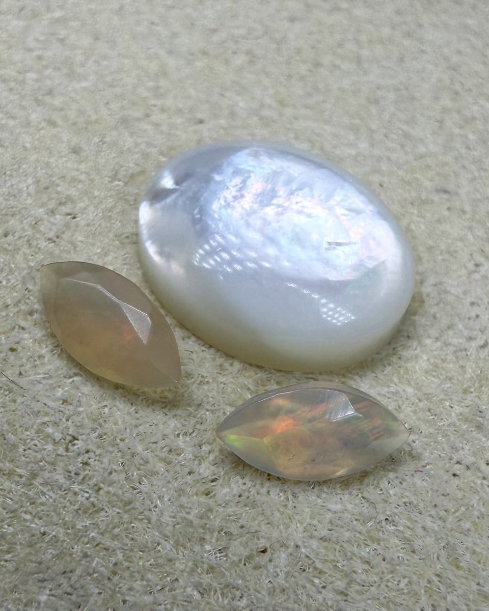 JEWELRY_LAND_'s tweet photo. ルースを買ったら、
必ずジュエリーにしなきゃいけない。

そんな決まりはありません。

気に入ったオパールをルースケースに入れて、
たまに取り出して眺める。

他の宝石と並べてみたり、
「いつかこんなリングにしたいな」なんて想像してみたり。

ルースのまま持っておく。

これも宝石の楽しみ方のひとつです。

今夜ご紹介するオパールもルースで並べると可愛いですよ✨