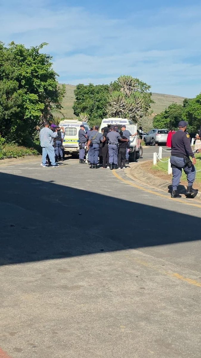 Lisaaa_za's tweet photo. A university that chooses to take students to court and shoot at them when all students want is to be heard. 🚮
Shame on you @Rhodes_Uni !! Shame on you!!
#RhodesWar #RhodesUniversity #Sibiya ChrisHani #PerfectDrive #HONORSpringSale https://t.co/YRTPjdrl7M