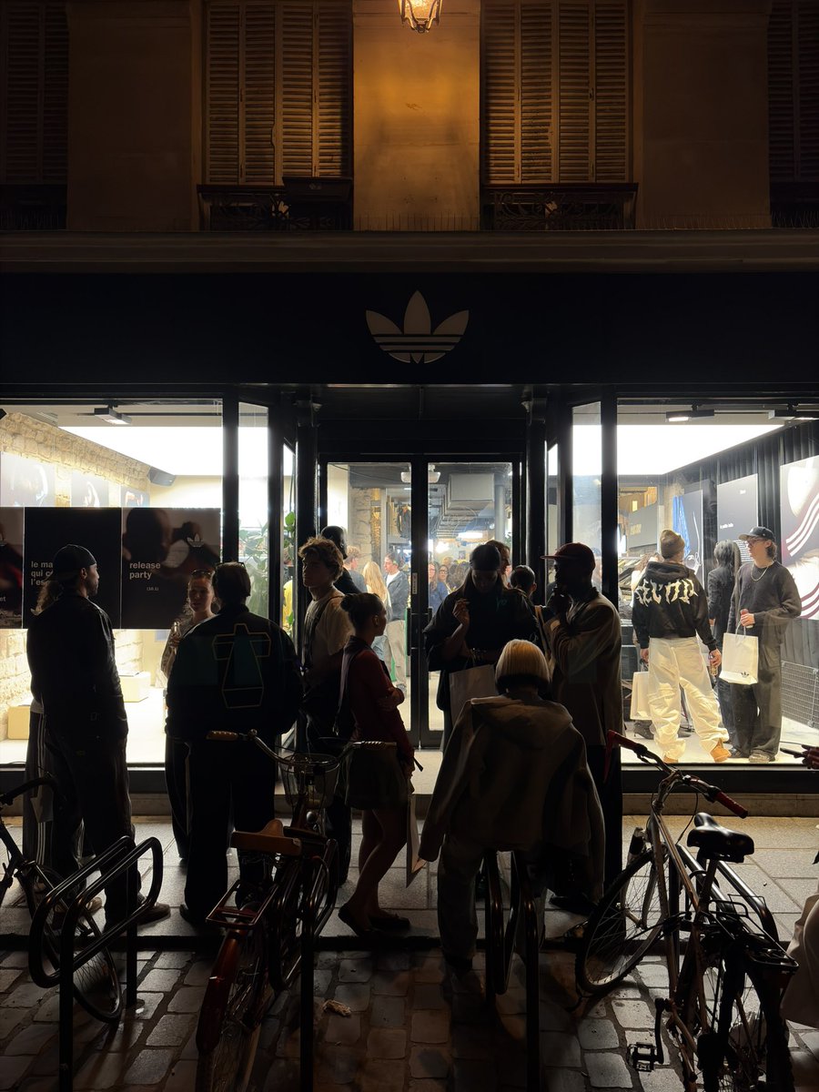 goatloafer's tweet photo. exactly one year to the day after buying my camera, I have my first magazine feature: an 8 pages spread of my photos dedicated to street style in le Marais, powered by adidas
I feel grateful and proud to have had my mother’s last name featured in a magazine ❤️ https://t.co/KvfNy2BYq1