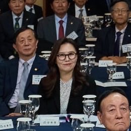 spokeshamster's tweet photo. 단체사진에서 증명사진 찍는 여자🩷나 https://t.co/RXylRrvf9u