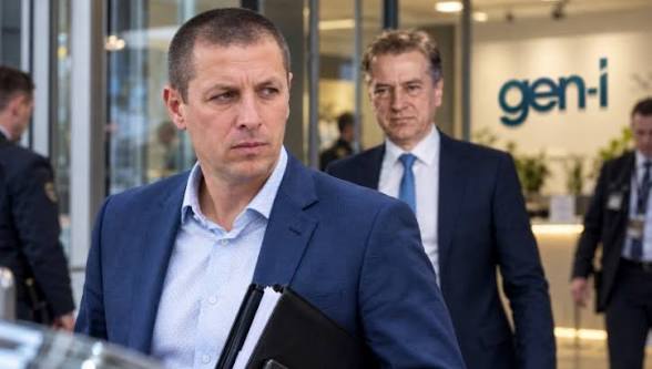 BatisticSimon's tweet photo. V Romuniji nekdo na skrivaj posname Hudohmeta kako zahteva podkupnino ter ta posnetek da tožilstvu. Takoj je dečko aretiran. Pri nas pa se levičarska mafija spreneveda in problem je kdo je posnel. https://t.co/svYZfNPVJV