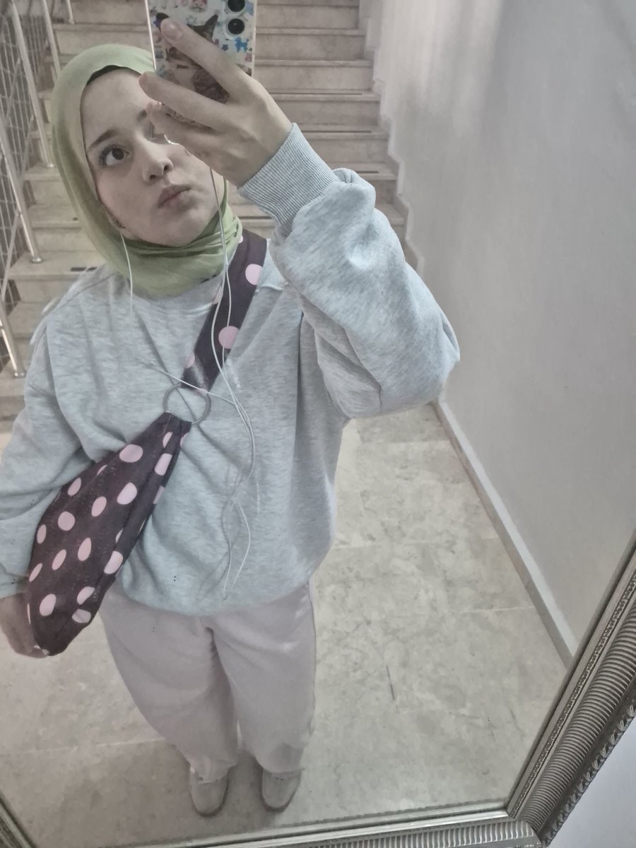 pagedubi's tweet photo. bugun kampusun en renklisi ve toz pembesi bendim https://t.co/8OKSTGXUqx