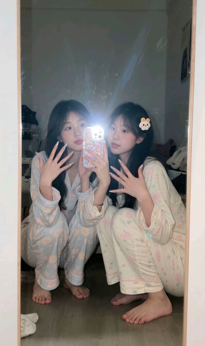 wanda27no4's tweet photo. 现在是中午18:32 新拍的照片

有人想锐评一下我跟闺蜜的福嘛 🥹       

真心给福（人机不要来）   

真没有🚪  流言 1 我真的给呀 https://t.co/qE0kQghzpo