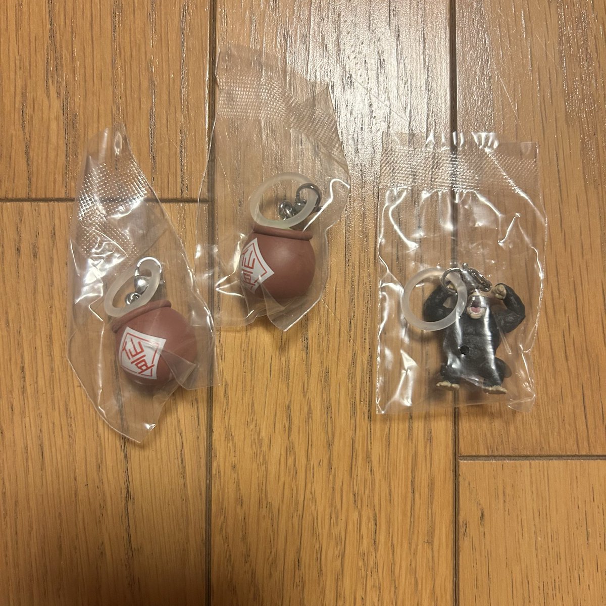 hw96tag's tweet photo. 交換 ドラゴンボール めじるしアクセサリー4 ガチャ

譲 : 仙豆 2 、大猿悟空

求 : カリンさま > ポイポイカプセル
カリンさま優先

郵送希望
お気軽にご連絡お願いいたします！ https://t.co/QOD2sNgOgy