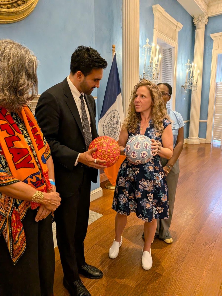 Dbitetti's tweet photo. #FBF during the #WorldCup watching New Yorkers enjoy the beautiful game at Gracie Mansion with ⚽️ designed by young refugees &amp; shining a spotlight on the crisis in Sudan &amp; the power of sport to bring communities together 💙

Thank you @MayorsPEU @globalnyc @nycgov #WithRefugees https://t.co/HY3BGMl0aV