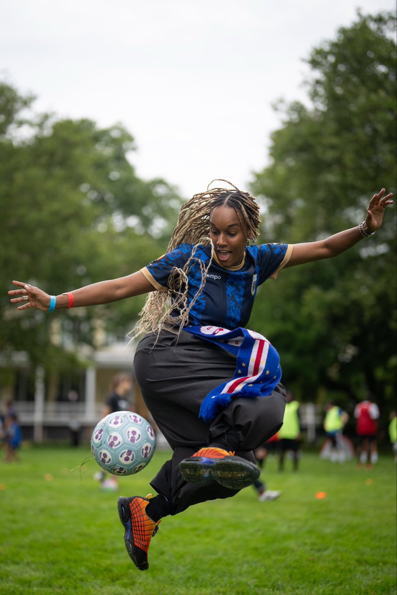 Dbitetti's tweet photo. #FBF during the #WorldCup watching New Yorkers enjoy the beautiful game at Gracie Mansion with ⚽️ designed by young refugees &amp; shining a spotlight on the crisis in Sudan &amp; the power of sport to bring communities together 💙

Thank you @MayorsPEU @globalnyc @nycgov #WithRefugees https://t.co/HY3BGMl0aV