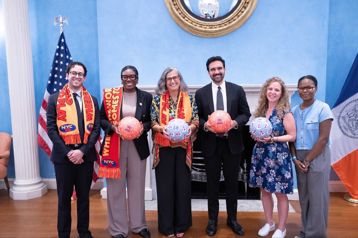 Dbitetti's tweet photo. #FBF during the #WorldCup watching New Yorkers enjoy the beautiful game at Gracie Mansion with ⚽️ designed by young refugees &amp; shining a spotlight on the crisis in Sudan &amp; the power of sport to bring communities together 💙

Thank you @MayorsPEU @globalnyc @nycgov #WithRefugees https://t.co/HY3BGMl0aV