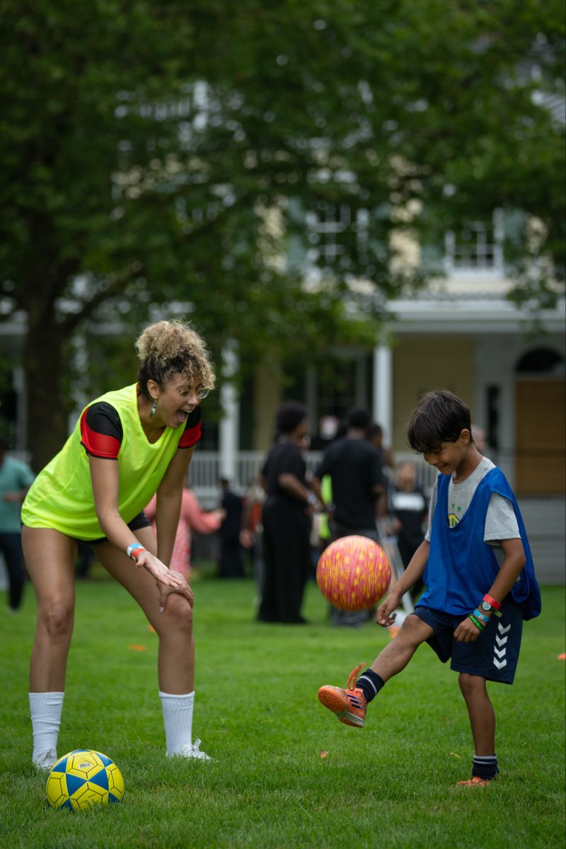 Dbitetti's tweet photo. #FBF during the #WorldCup watching New Yorkers enjoy the beautiful game at Gracie Mansion with ⚽️ designed by young refugees &amp; shining a spotlight on the crisis in Sudan &amp; the power of sport to bring communities together 💙

Thank you @MayorsPEU @globalnyc @nycgov #WithRefugees https://t.co/HY3BGMl0aV