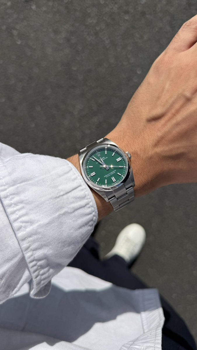 Retrhorlogerie's tweet photo. J’adore comment le cadran vert change en fonction de la luminosité https://t.co/tyUqZJVGVq