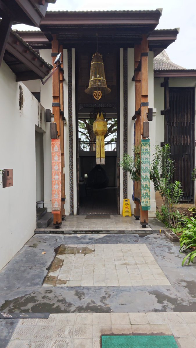 _prapat_'s tweet photo. Jamadevi Boutique Hotel เลือกที่นี่เพราะความเป็นโรงแ���มที่ร่มรื่น เงียบสงบ ห้องกว้าง อ่างอยู่ด้านติดถนน ห้องน้ำแยกห้องเปียกกับห้องแห่ง minibar กินฟรีทุกอย่าง น้ำดื่ม 4 ขวด เตียงนอนสบาย รอบหน้าก็คงพักที่นี่อีก #ลำพูน https://t.co/uq2wNwolfK