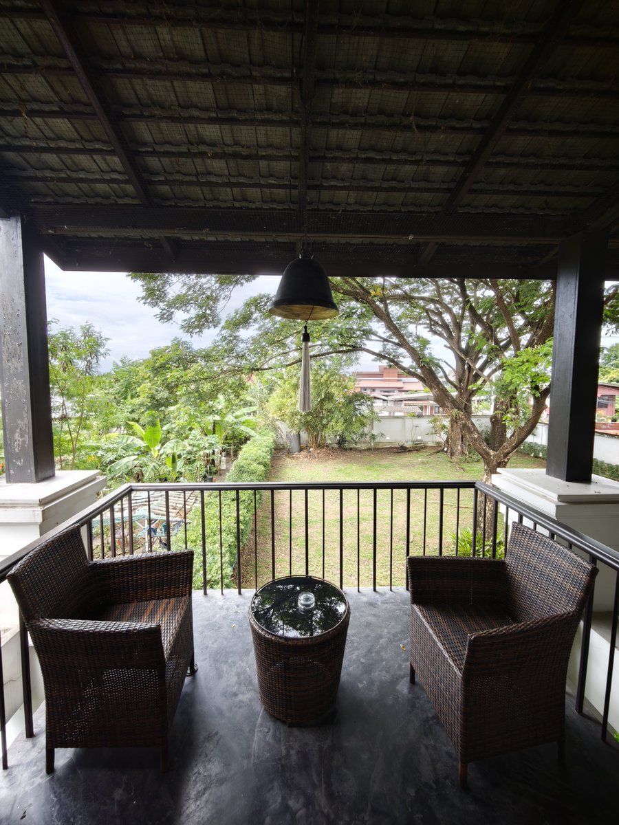 _prapat_'s tweet photo. Jamadevi Boutique Hotel เลือกที่นี่เพราะความเป็นโรงแ���มที่ร่มรื่น เงียบสงบ ห้องกว้าง อ่างอยู่ด้านติดถนน ห้องน้ำแยกห้องเปียกกับห้องแห่ง minibar กินฟรีทุกอย่าง น้ำดื่ม 4 ขวด เตียงนอนสบาย รอบหน้าก็คงพักที่นี่อีก #ลำพูน https://t.co/uq2wNwolfK