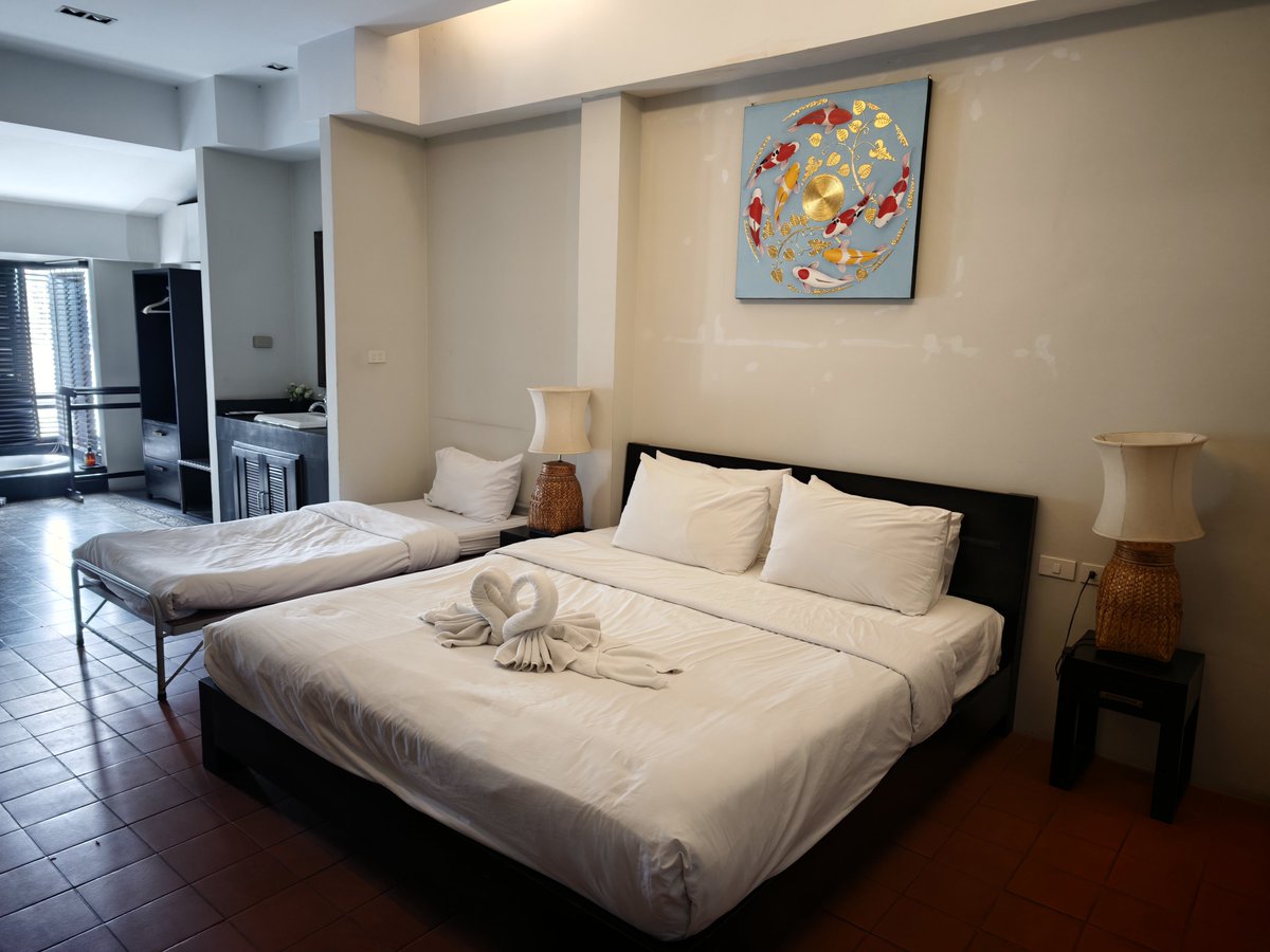 _prapat_'s tweet photo. Jamadevi Boutique Hotel เลือกที่นี่เพราะความเป็นโรงแ���มที่ร่มรื่น เงียบสงบ ห้องกว้าง อ่างอยู่ด้านติดถนน ห้องน้ำแยกห้องเปียกกับห้องแห่ง minibar กินฟรีทุกอย่าง น้ำดื่ม 4 ขวด เตียงนอนสบาย รอบหน้าก็คงพักที่นี่อีก #ลำพูน https://t.co/uq2wNwolfK