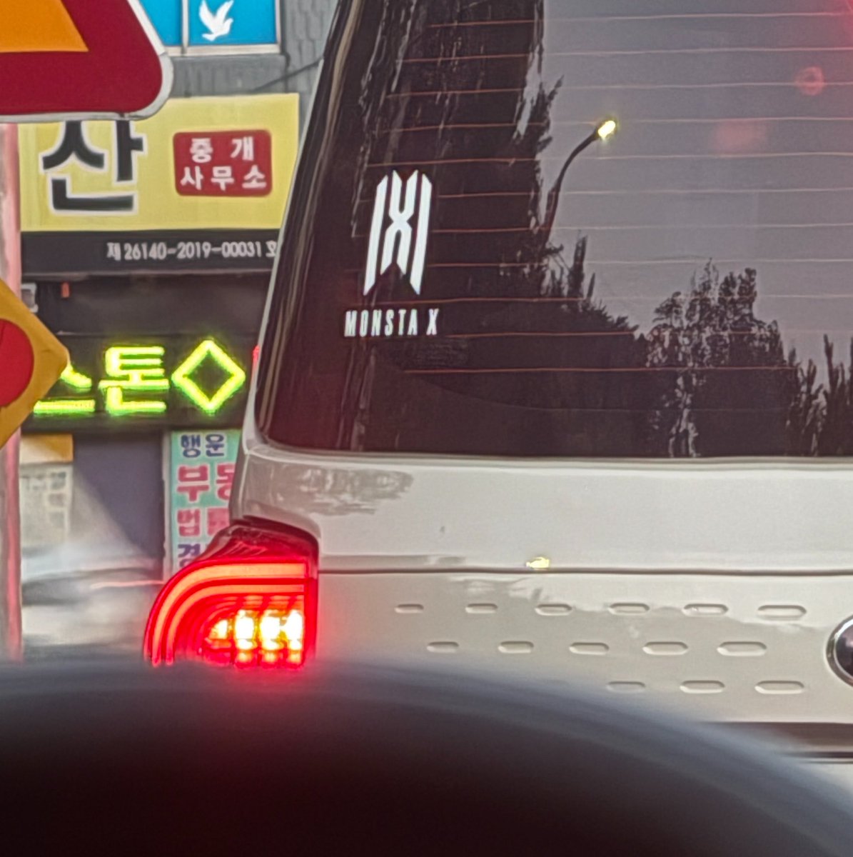 son_aayo's tweet photo. 부산 왔는데 나 이거 봄 https://t.co/G7iSYa4sI1