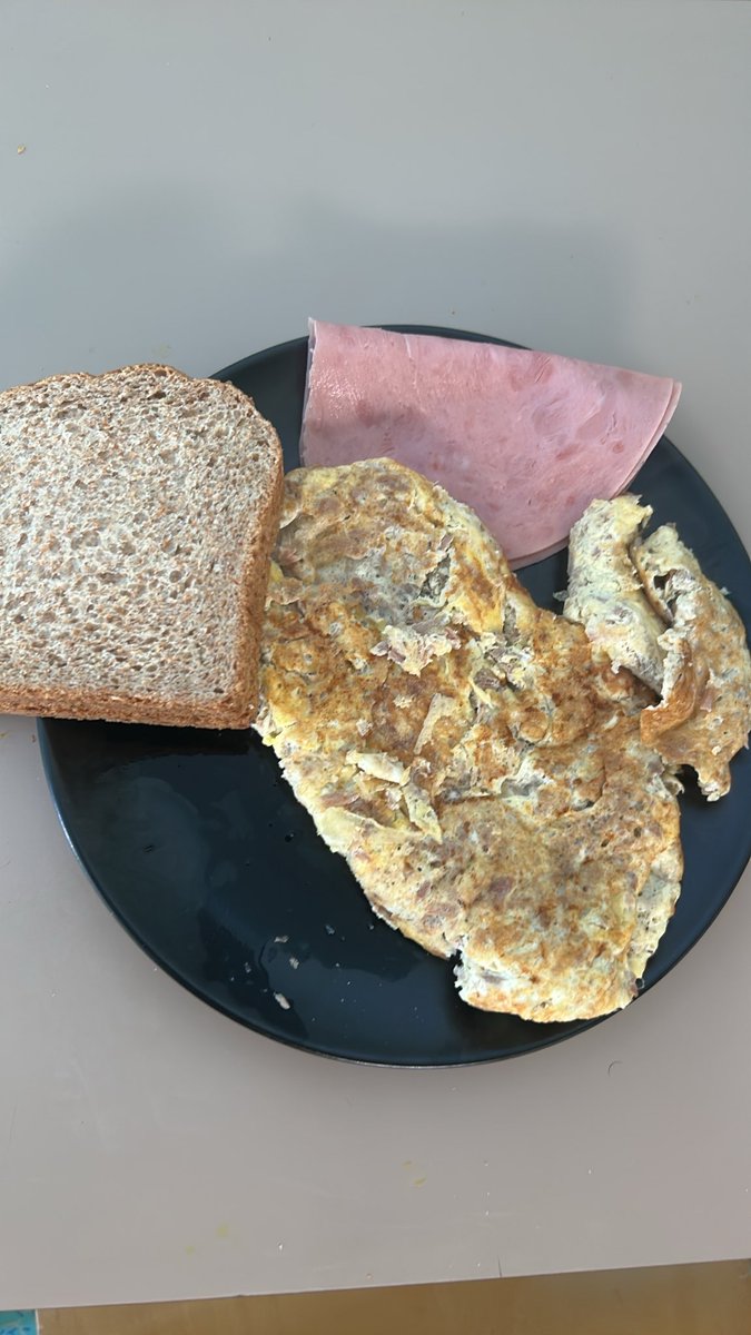 AyashiTv's tweet photo. Repas du midi 6 œufs 140g thon nature 80g de jambon de dinde  total 850kcal pour 90g de protéine https://t.co/md0nZkUaI7
