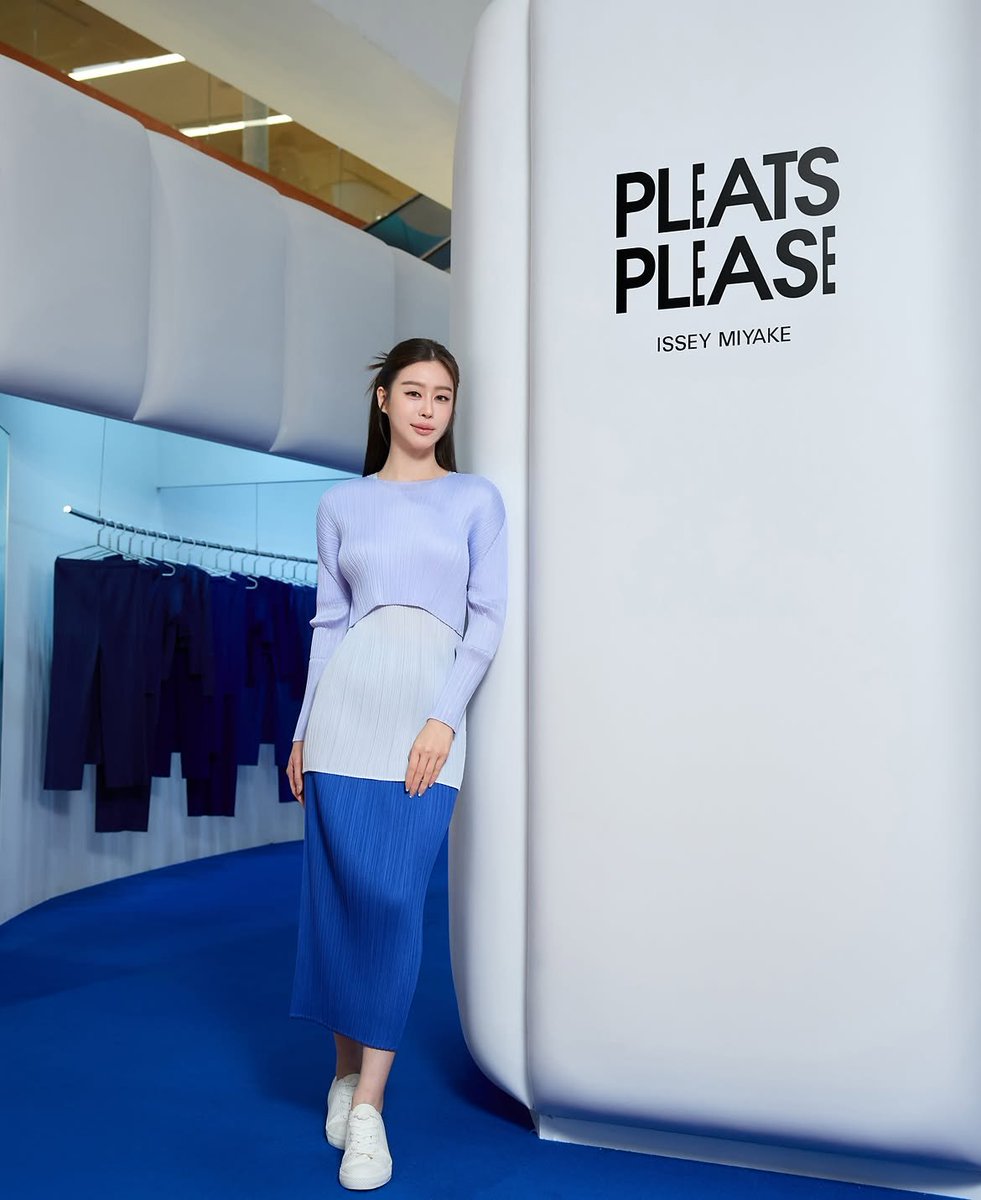 oombamfanbaseTH's tweet photo. [  📷 🦭 ] 021026 bbam_s's IG Post Update

PLEATS PLEASE ISSEY MIYAKE เปิดตัวป๊อปอัพ “AZURE COLORS” ซีรีส์ที่ได้รับแรงบันดาลใจจากความงดงามของท้องฟ้าและก้อนเมฆผ่านโทนสีฟ้าทั้ง 6 เฉดสีและงานดีไซน์อันเรียบง่ายที่เข้ากับชีวิตประจำวันได้อย่างลงตัว ☁️💙✨ 

ร่วมสัมผัสกับโลกของ “AZURE COLORS” ได้ตั้งแต่วันนี้ ถึง 24 ตุลาคม ณ ชั้น G 📍เซนทรัลชิดลม 

 BAM AT PLEATS PLEASE ISSEY MIYAKE AZURE COLORS
#PleatsPleaseIsseyMiyakexBam
#EverydaywithPLP
#Bamsaralee #แบมสราลี