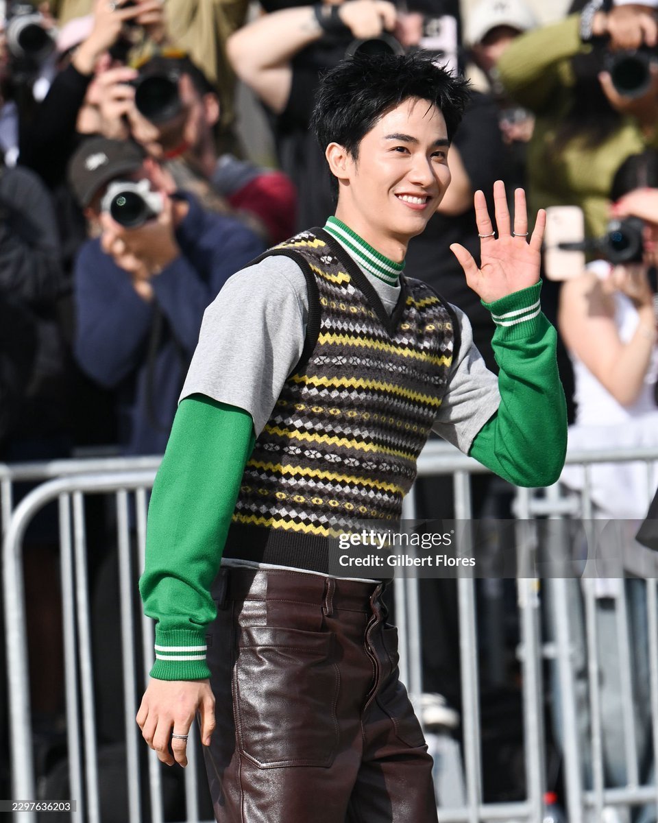 GalaxystarTN's tweet photo. The dashing Sun  (Tawan) ☀️

TAY FOR LOEWE SS27
#LOEWExTayTawan
#Tawan_V https://t.co/1d4dlFzQUT