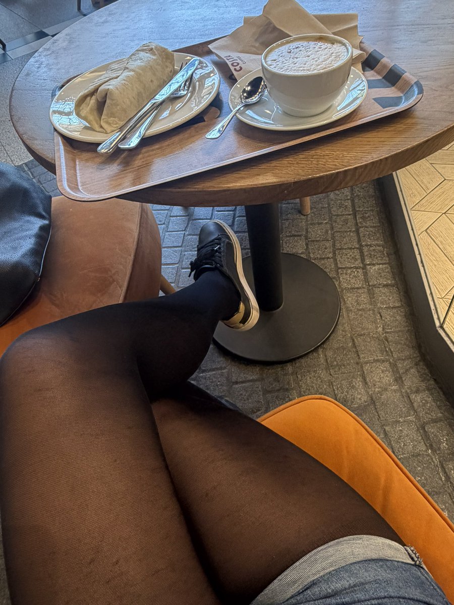 vel_goddess_'s tweet photo. Pracujesz dla Mnie żeby moje życie było wygodne 
Wystarczy, że pokaże nóżki i mam co chce ? Lunch fajki nowe buty czy torebka? Mam co chce. I wy za to płacicie moje marionetki 😅 https://t.co/WdsxJE5emm