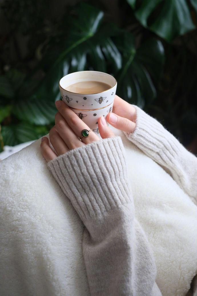 HunterLambuijj's tweet photo. [I hold the cup gently, savoring every sip of the warm tea in my hands]， https://t.co/aFiHiqjrSL
