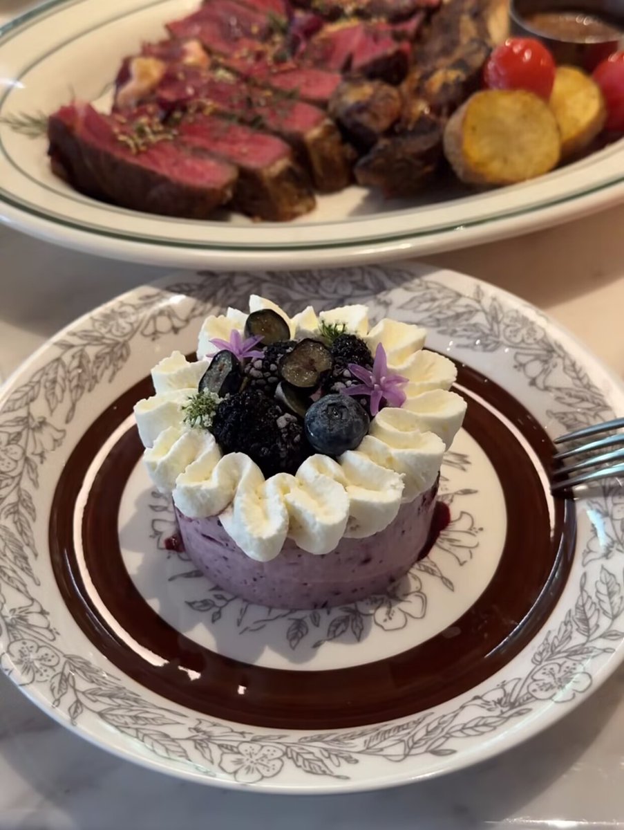 Beckhcseard's tweet photo. 美味しいディナーとお花💐
小さな幸せをいただきます🌙
#夕食
#日常垢
#癒しグッズ https://t.co/YMMFUiR5tE