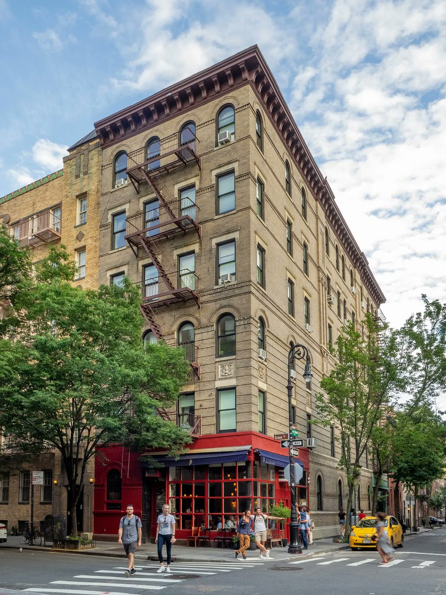 lopedetoledo's tweet photo. Estoy volviendo a ver Friends por enésima vez y sufro al imaginar cómo pagaban —una chef junior y una camarera— aquel apartamento de dos dormitorios con terraza en una de las zonas más caras de Manhattan. https://t.co/ZDD08MbI8p