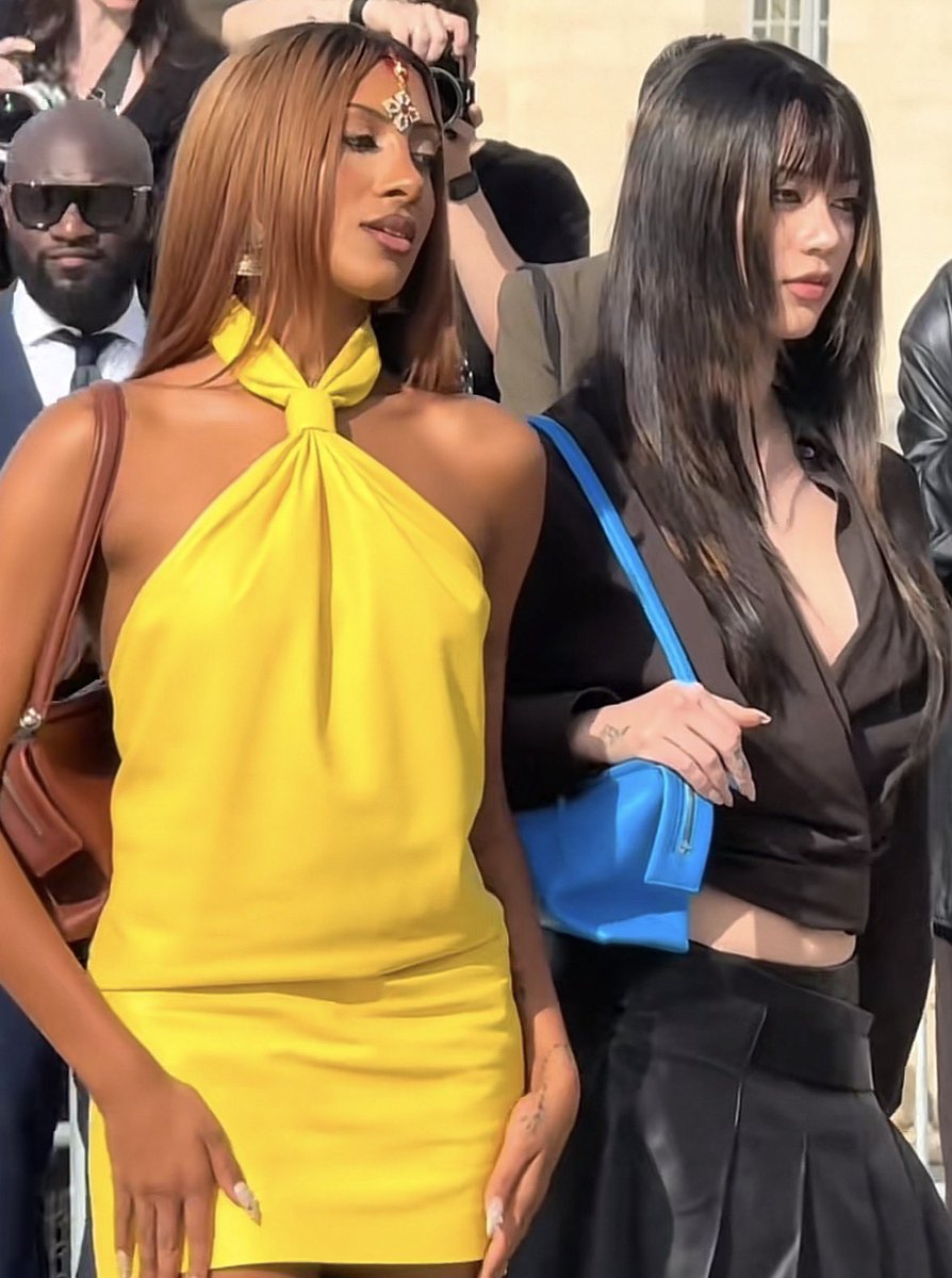 dailylaforteza's tweet photo. i saw the first pic really quickly and for a second i thought megan was sophia… sophia hasn’t had bangs in over a year, i think i’m actually going crazy 😭

MEGAN x LARA AT LOEWE PFW
#ParisFashionWeek
#LARARAJXLOEWE
#MEGANSKIENDIELXLOEWE
#MEGARA_LOEWE https://t.co/zXLxct3cAs