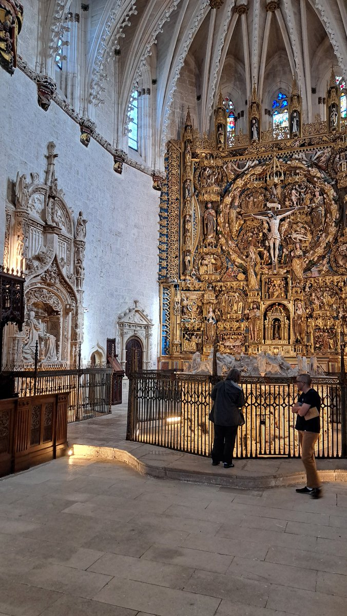 alfreyes14's tweet photo. Cartuja de Miraflores. Sepulcro de los Reyes Juan II e Isabel de Portugal.  A la izquierda el del infante Alfonso, padres y hermano respectivamente de Isabel La Católica. Al fondo el espectacular Retablo Mayor. Esto es Cultura, Civilización. https://t.co/6K9DEUtDA6