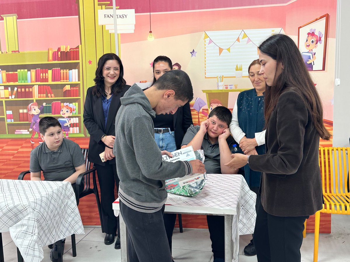 KemalpasaArtvin's tweet photo. Kaymakamımız Ayşe KARACA NAS, Kemalpaşa İlkokulu ve Kemalpaşa Ortaokulunda eğitim gören özel eğitim öğrencilerimizle bir araya geldi.
Kaymakamımız, öğrencilerimizle birlikte pasta keserek keyifli anlarına ortak oldu. https://t.co/Ey9Btt9zhO