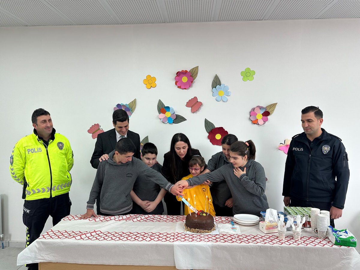 KemalpasaArtvin's tweet photo. Kaymakamımız Ayşe KARACA NAS, Kemalpaşa İlkokulu ve Kemalpaşa Ortaokulunda eğitim gören özel eğitim öğrencilerimizle bir araya geldi.
Kaymakamımız, öğrencilerimizle birlikte pasta keserek keyifli anlarına ortak oldu. https://t.co/Ey9Btt9zhO