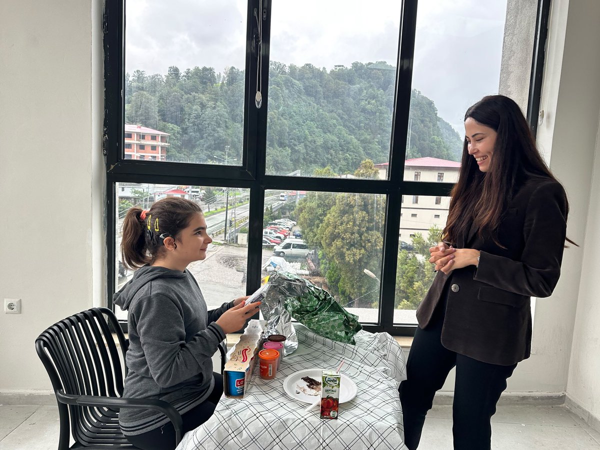 KemalpasaArtvin's tweet photo. Kaymakamımız Ayşe KARACA NAS, Kemalpaşa İlkokulu ve Kemalpaşa Ortaokulunda eğitim gören özel eğitim öğrencilerimizle bir araya geldi.
Kaymakamımız, öğrencilerimizle birlikte pasta keserek keyifli anlarına ortak oldu. https://t.co/Ey9Btt9zhO