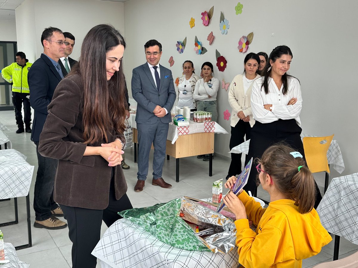 KemalpasaArtvin's tweet photo. Kaymakamımız Ayşe KARACA NAS, Kemalpaşa İlkokulu ve Kemalpaşa Ortaokulunda eğitim gören özel eğitim öğrencilerimizle bir araya geldi.
Kaymakamımız, öğrencilerimizle birlikte pasta keserek keyifli anlarına ortak oldu. https://t.co/Ey9Btt9zhO