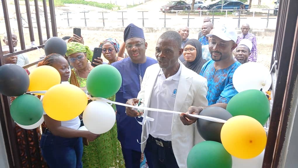 FamkrisHCI's tweet photo. Safer healthcare waste management is another step towards ending malaria.♻️
On 25 Sept., Kogi State Government & FHCI commissioned two 5,000kg-capacity medical waste incinerators at Kogi State Specialist Hospital, Lokoja & Zonal Hospital, Kabba.
#SMEP #NMEP #IsDB #EndMalaria https://t.co/kAFX17r7hC